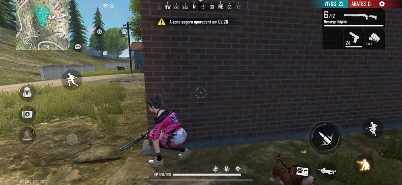 Uma das dicas de Free Fire para evitar o combate direto é se esconder atrás de árvores, construções e caixotes (Foto: Reprodução)