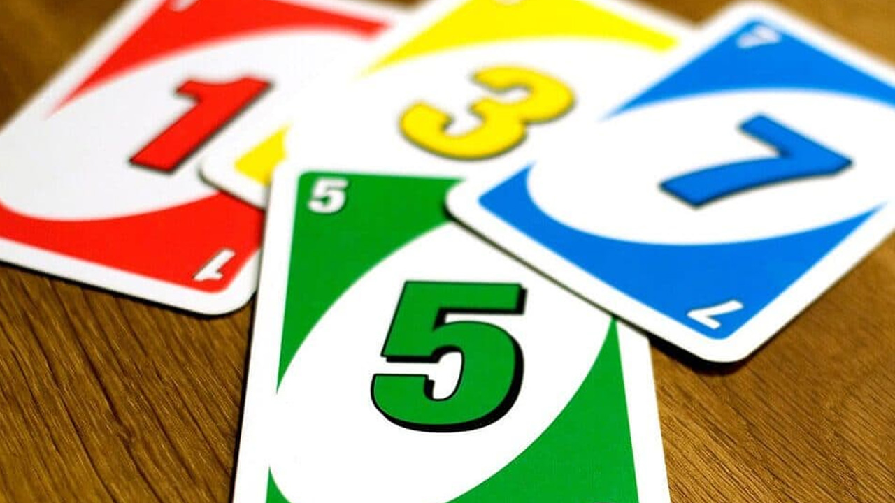 As regras do Uno determinam que jogadores saquem cartas para ver quem vai começar e isso pode mudar a dinâmica do jogo já no começo (Reprodução: Backyard Games)
