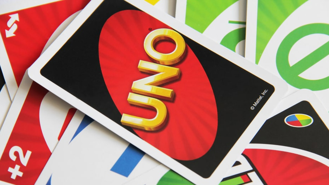 O objetivo em Uno é descartar todas as cartas em sua mão, porém a forma de vitória a longo prazo muda de acordo com a pontuação e escolha dos jogadores (Reprodução: TFIPost)