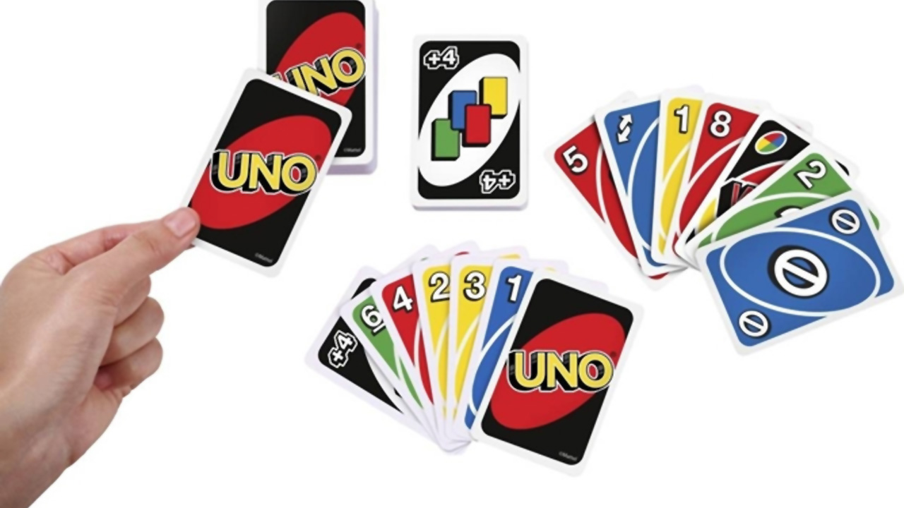 Se o jogador for pego com apenas uma carta na mão sem ter anunciado "Uno" antes, ele deve comprar quatro cartas, segundo as regras do Uno (Reprodução: Worten)