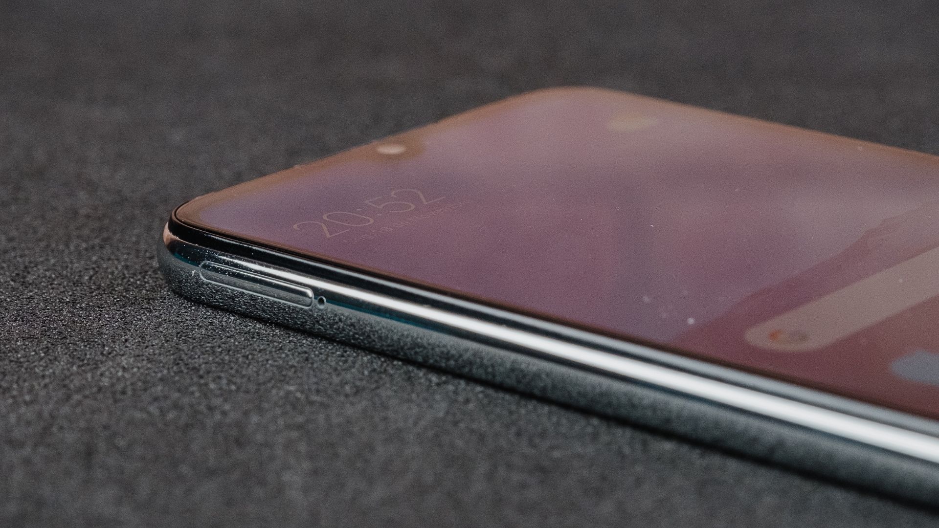 Detalhe da entrada para chip e cartão de memória do Redmi Note 8 (Foto: Zoom)