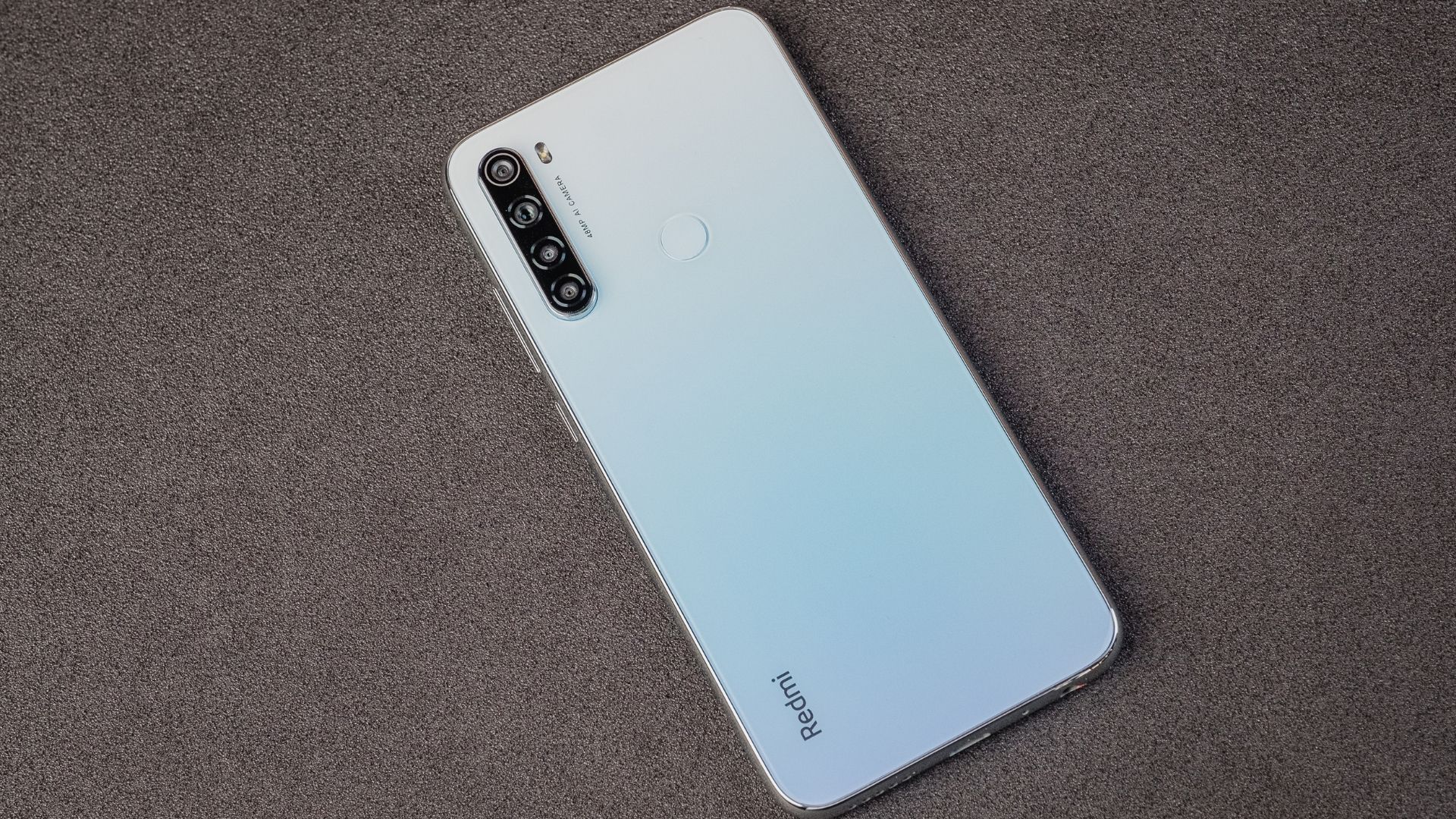 Redmi Note 8 na cor branca tem detalhes em degradê (Foto: Zoom)