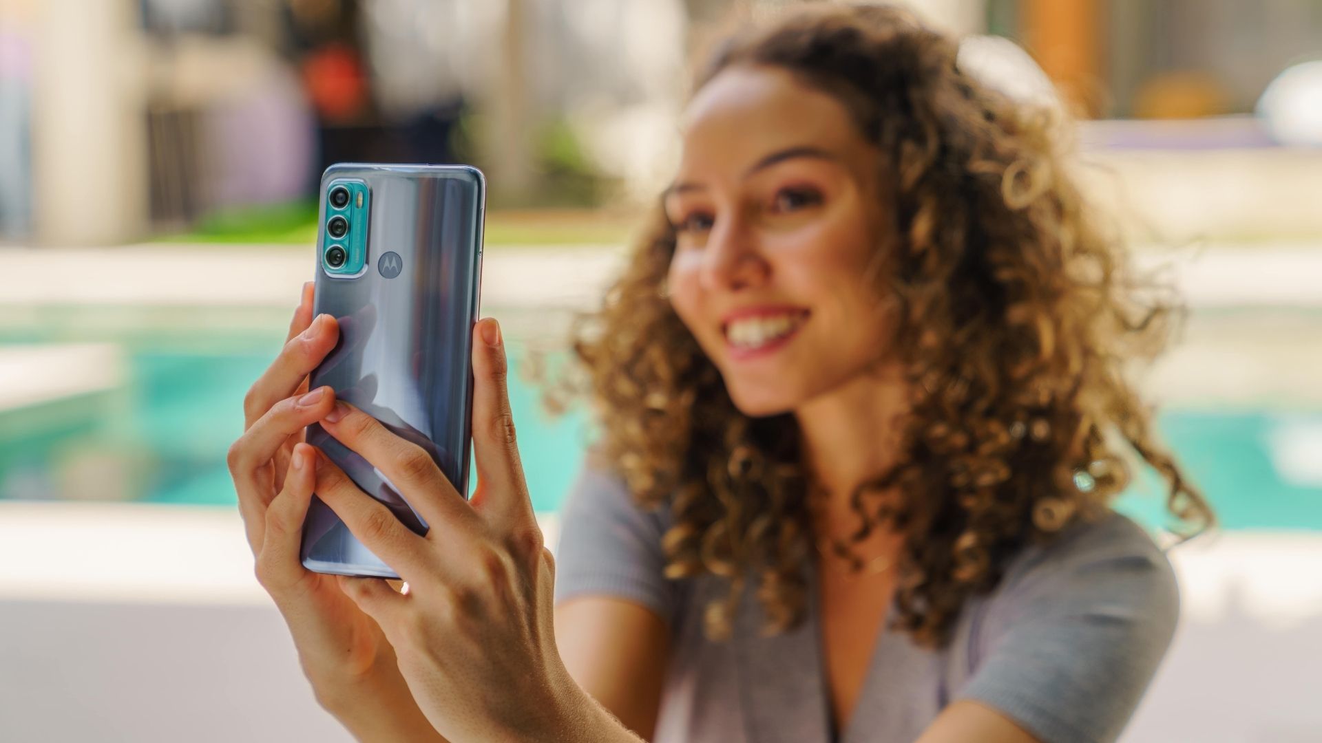 Câmera de selfie do Moto G60 tem flash LED discreto (Foto: Divulgação/Motorola)