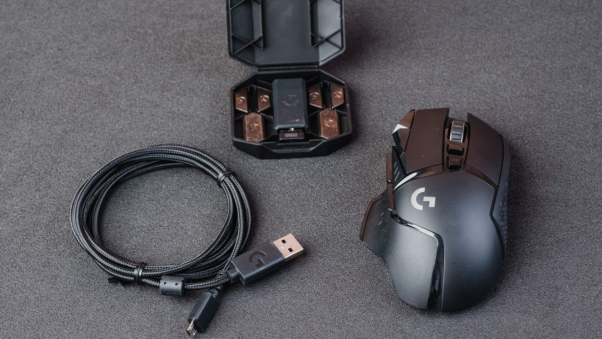 Cabo USB que se liga diretamente ao mouse ou ao sensor, caixinha com sensor e pesos e o próprio mouse são o que vem na caixa (Foto: Zoom)