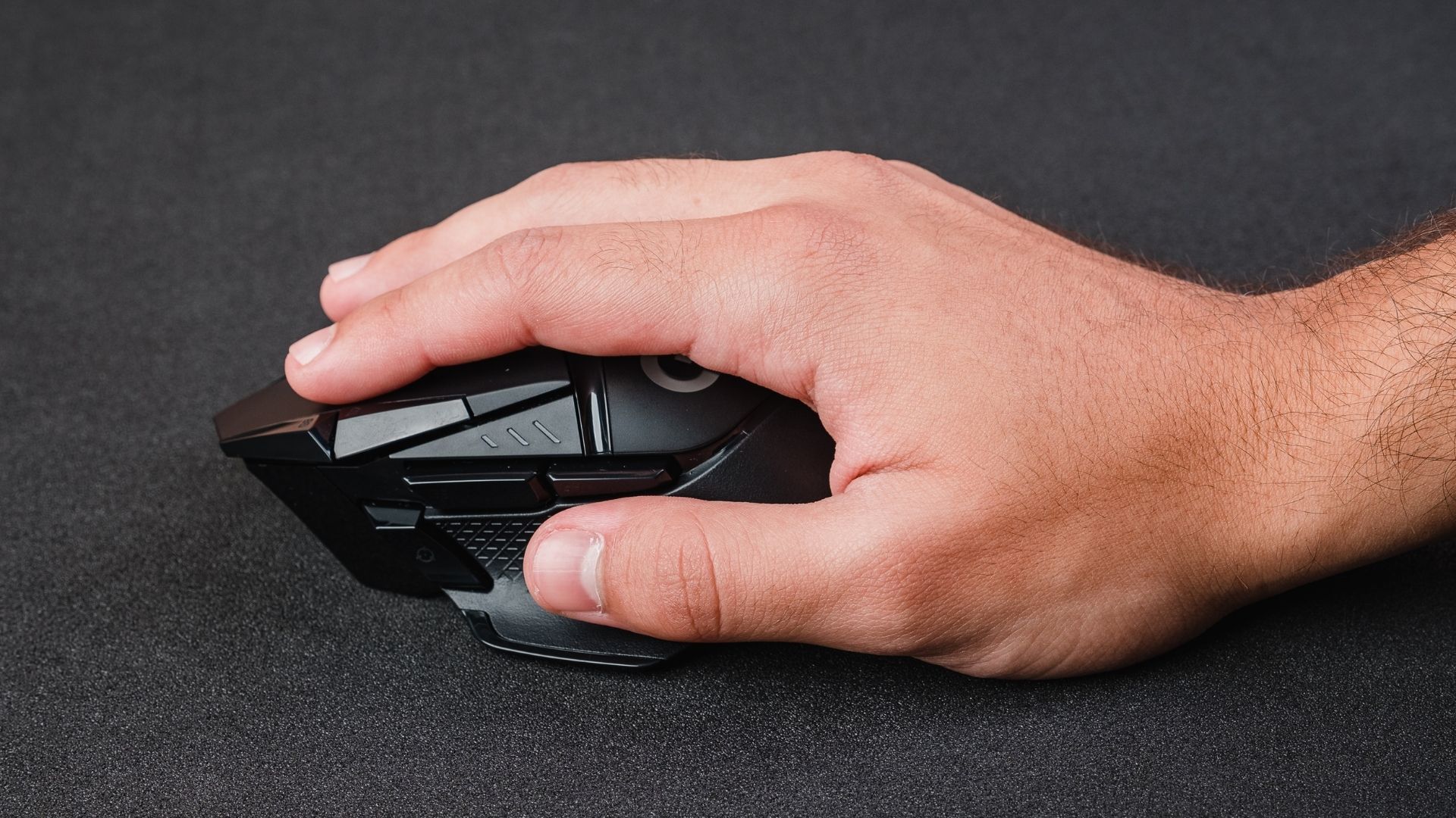 Pegada "palm", ou seja, em que a palma da mão suavemente se coloca sobre o mouse para o uso, é muito confortável no Logitech G502 Lightspeed (Foto: Zoom)