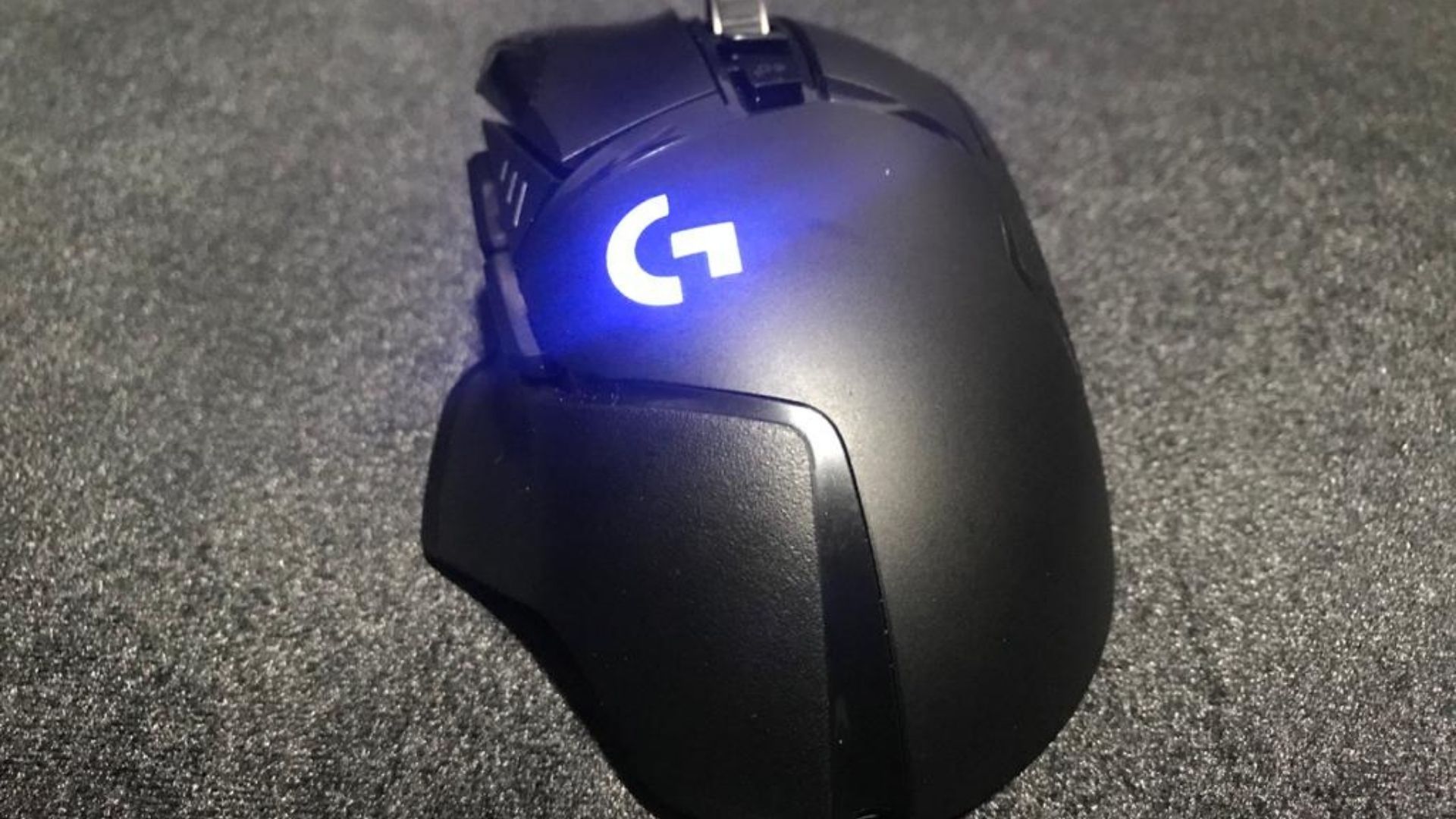 Por padrão, a luz da logo da Logitech muda de cor enquanto você usa o mouse (Foto: Guilherme Toscano)