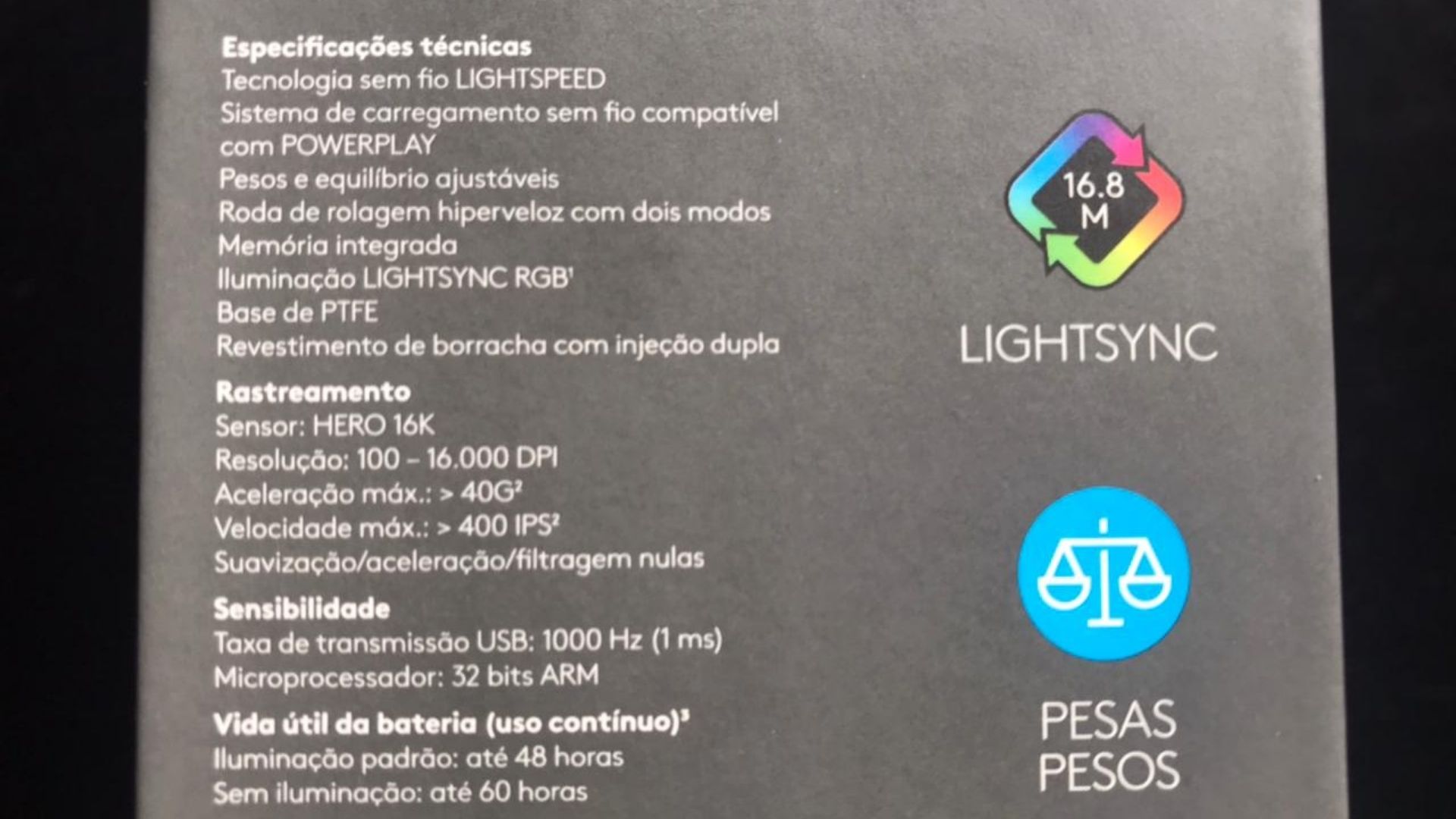 Na lateral da caixa, as especificações técnicas revelam DPI personalizável entre 100 e 16.000. Porém, com atualização automática e gratuita, o sensor é capaz de chegar a até 25.600 DPI (Foto: Guilherme Toscano)
