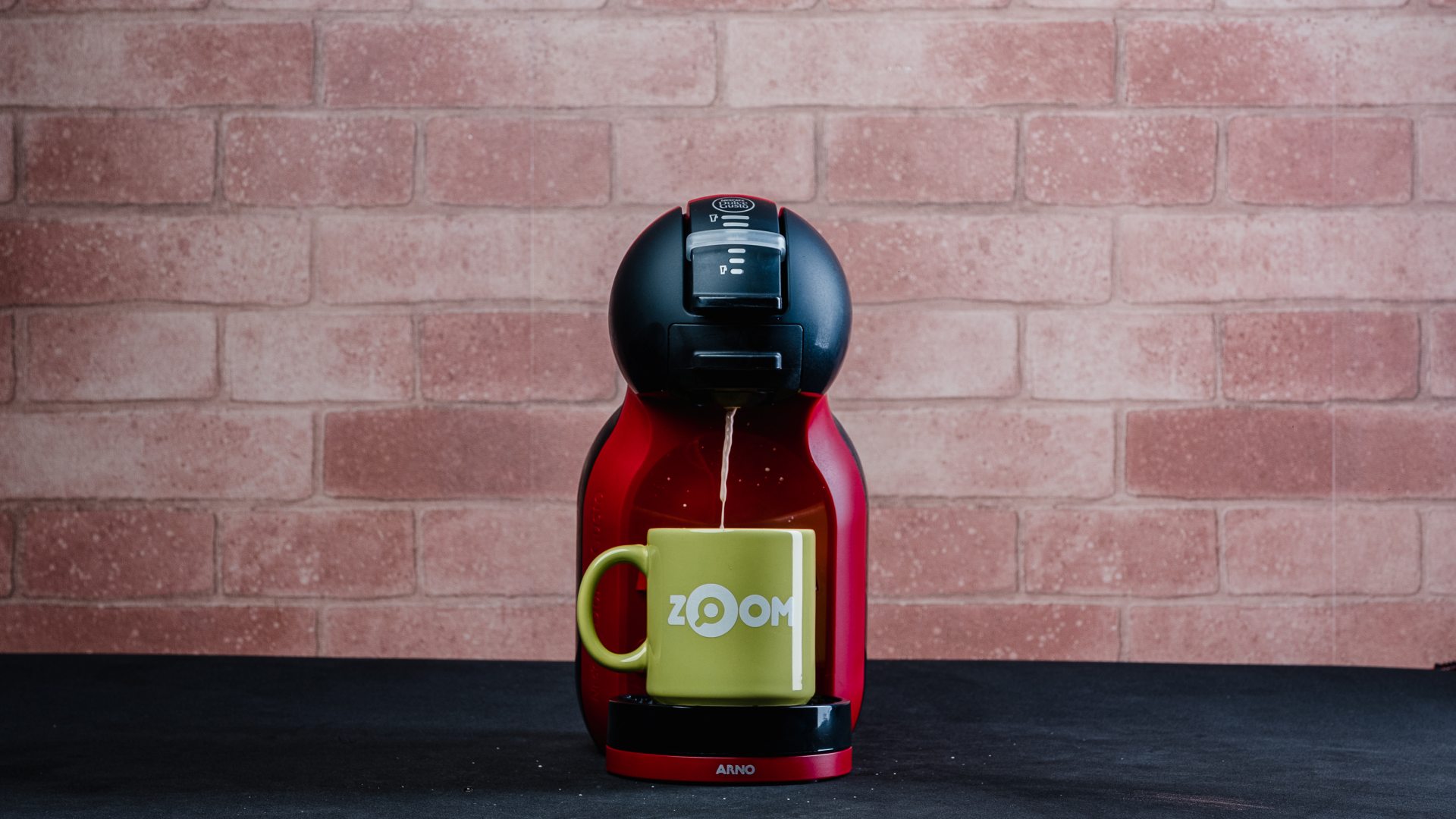 A cafeteira Dolce Gusto Mini Me prepara bebidas em duas temperaturas diferentes (Foto: Reprodução/Zoom)