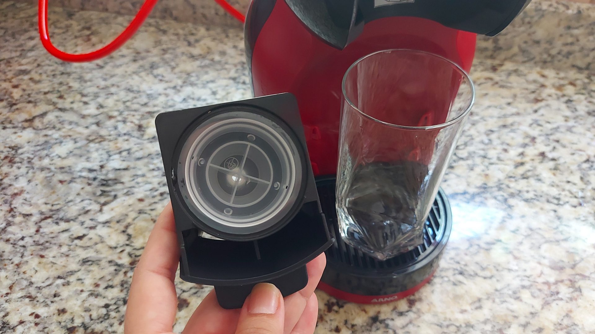 A ferramenta de limpeza da Dolce Gusto Mini Me é bem fácil de usar (Foto: Acervo Pessoal/Ariel Cristina Borges)