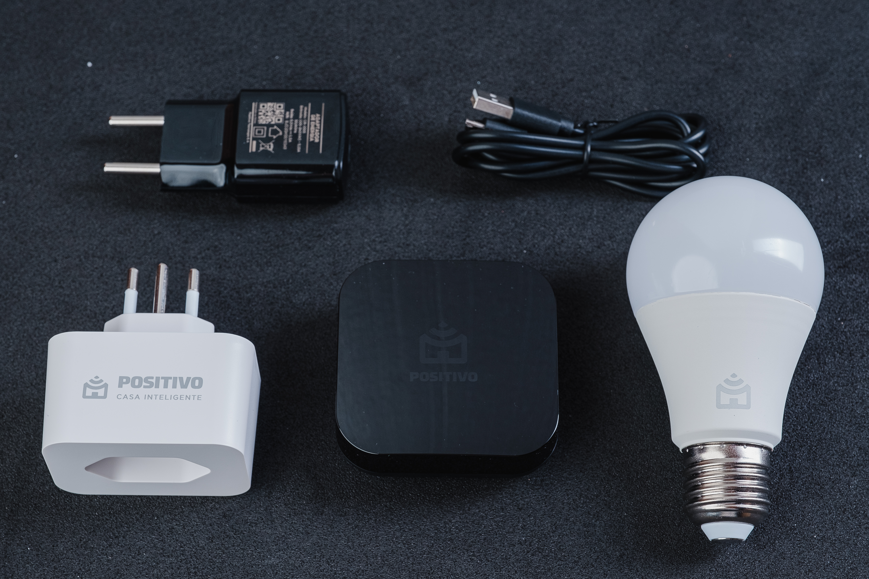 Além dos 3 dispositivos, o kit vem com cabo micro USB e fonte para o Smart Controle (Foto: Zoom)