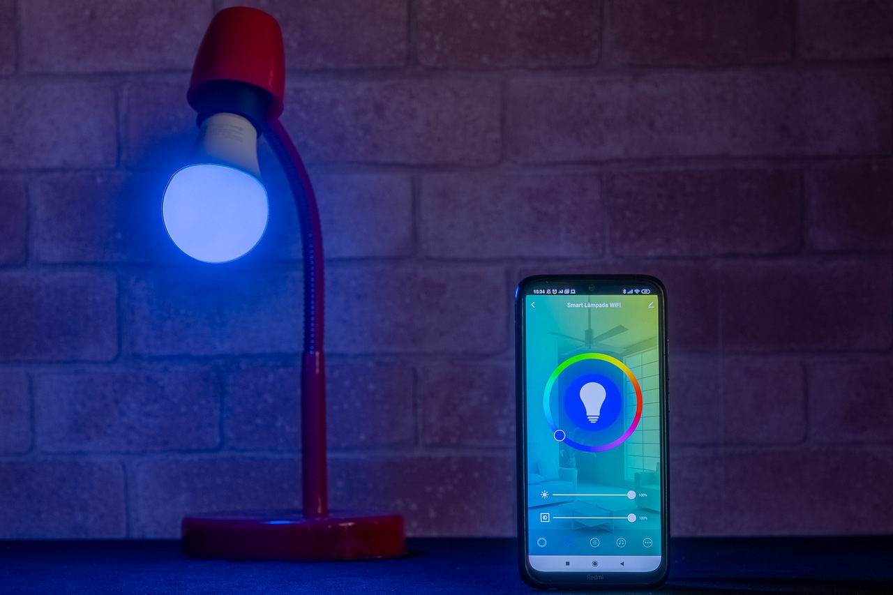 É possível controlar a cor da lâmpada pelo app (Foto: Zoom)