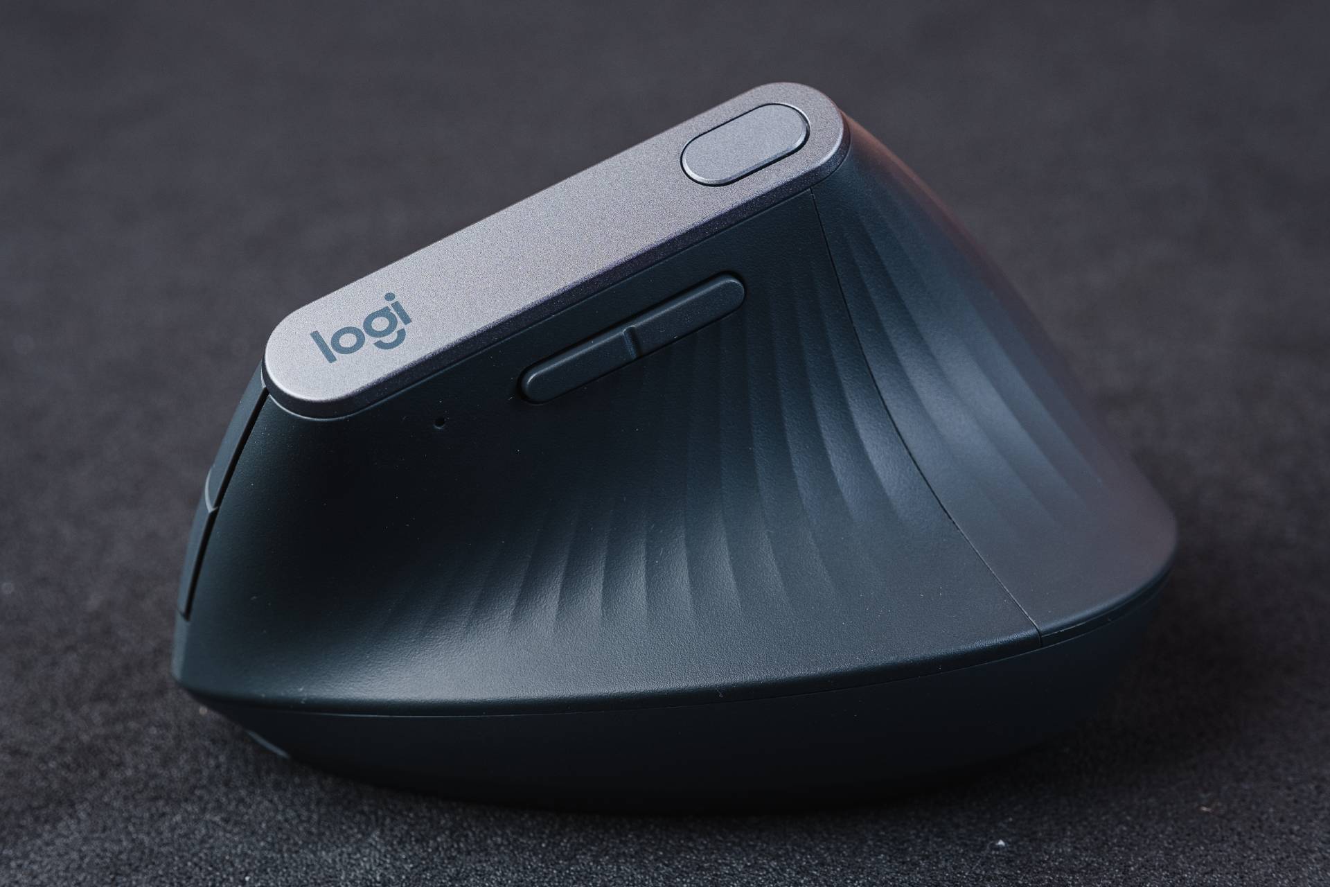 A parte interna do mouse Logitech MX Vertical é texturizada e traz conforto para a palma da mão (Foto: Zoom)