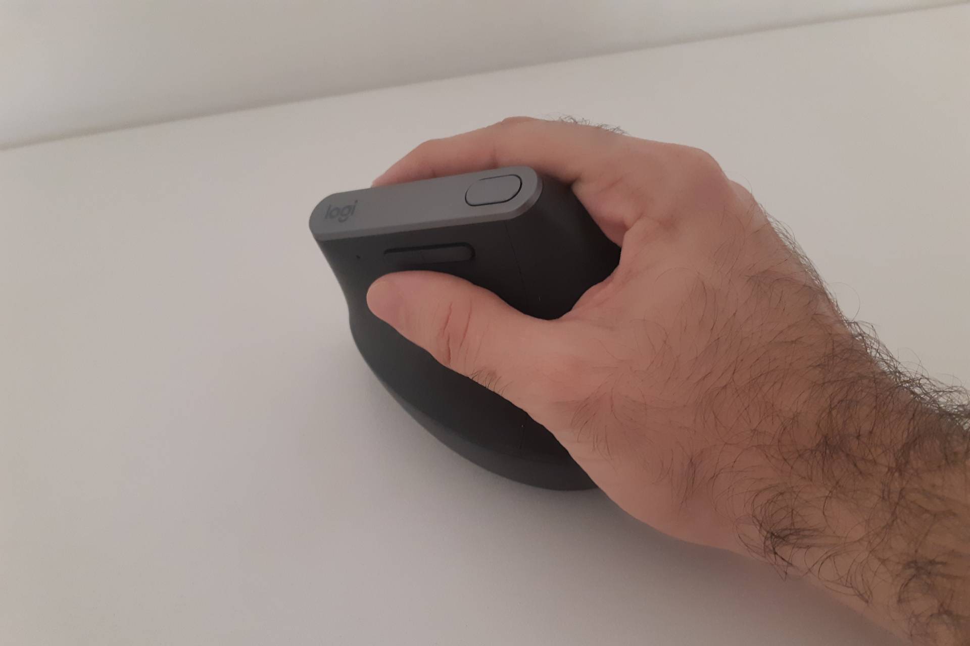 O mouse Logitech MX Vertical traz botões para avançar ou retroceder, além de um ajuste de sensibilidade (Foto: Filipe Salles)
