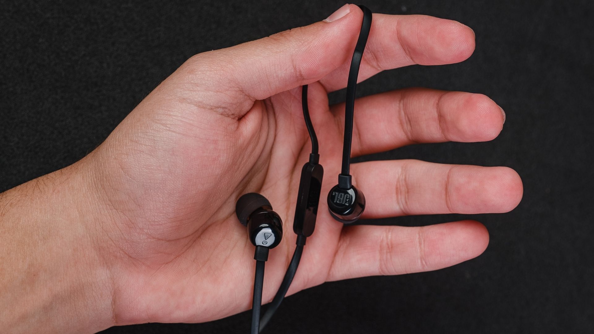JBL Tune 110 tem controle com microfone integrado (Foto: Zoom)