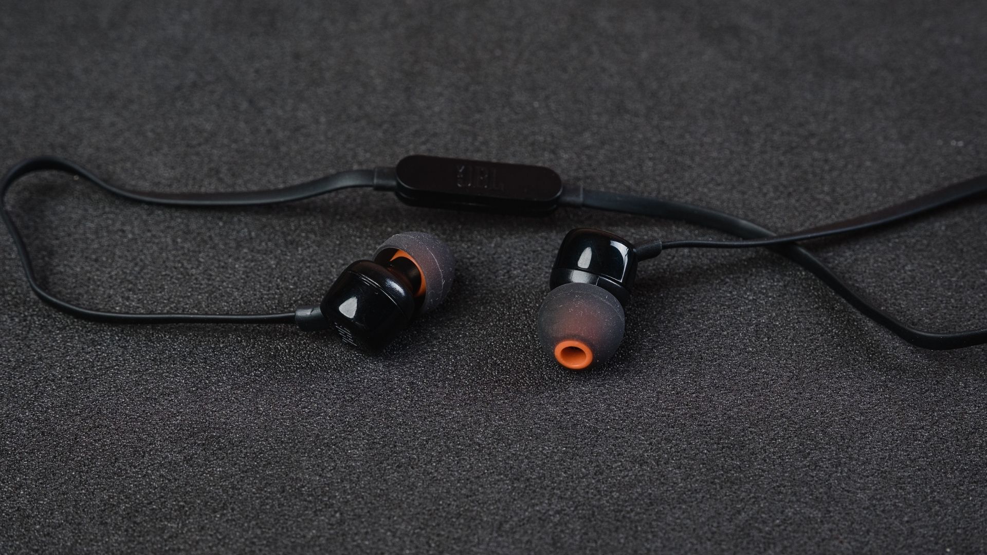 JBL Tune 110 é um fone simples com ótimo custo-benefício (Foto: Aline Batista/Zoom)