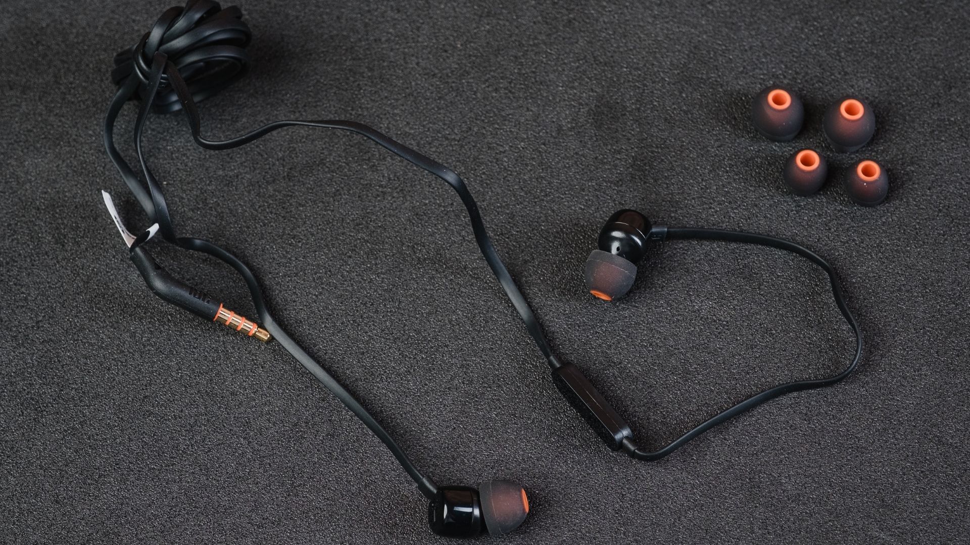 JBL Tune 110 vem com três pares de ponteiras de silicone (Foto: Zoom)