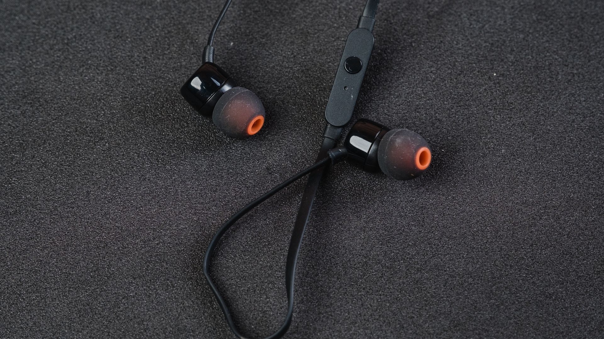 JBL Tune 110 tem apenas conexão P2 (Foto: Zoom)