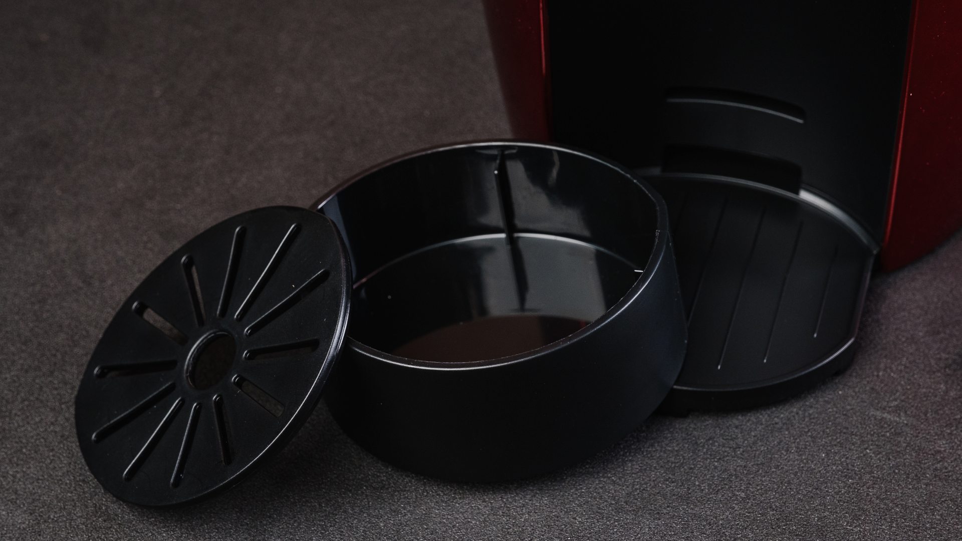 A cafeteira Três Corações Lov tem uma bandeja para recolher as gotas depois do preparo das bebidas (Foto: Reprodução/Zoom)