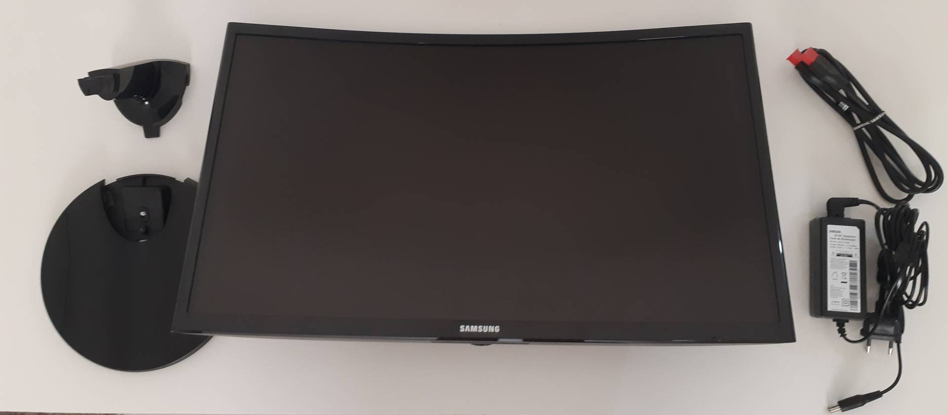 Tudo o que vem na caixa do monitor curvo Samsung CF390 (Foto: Filipe Salles)