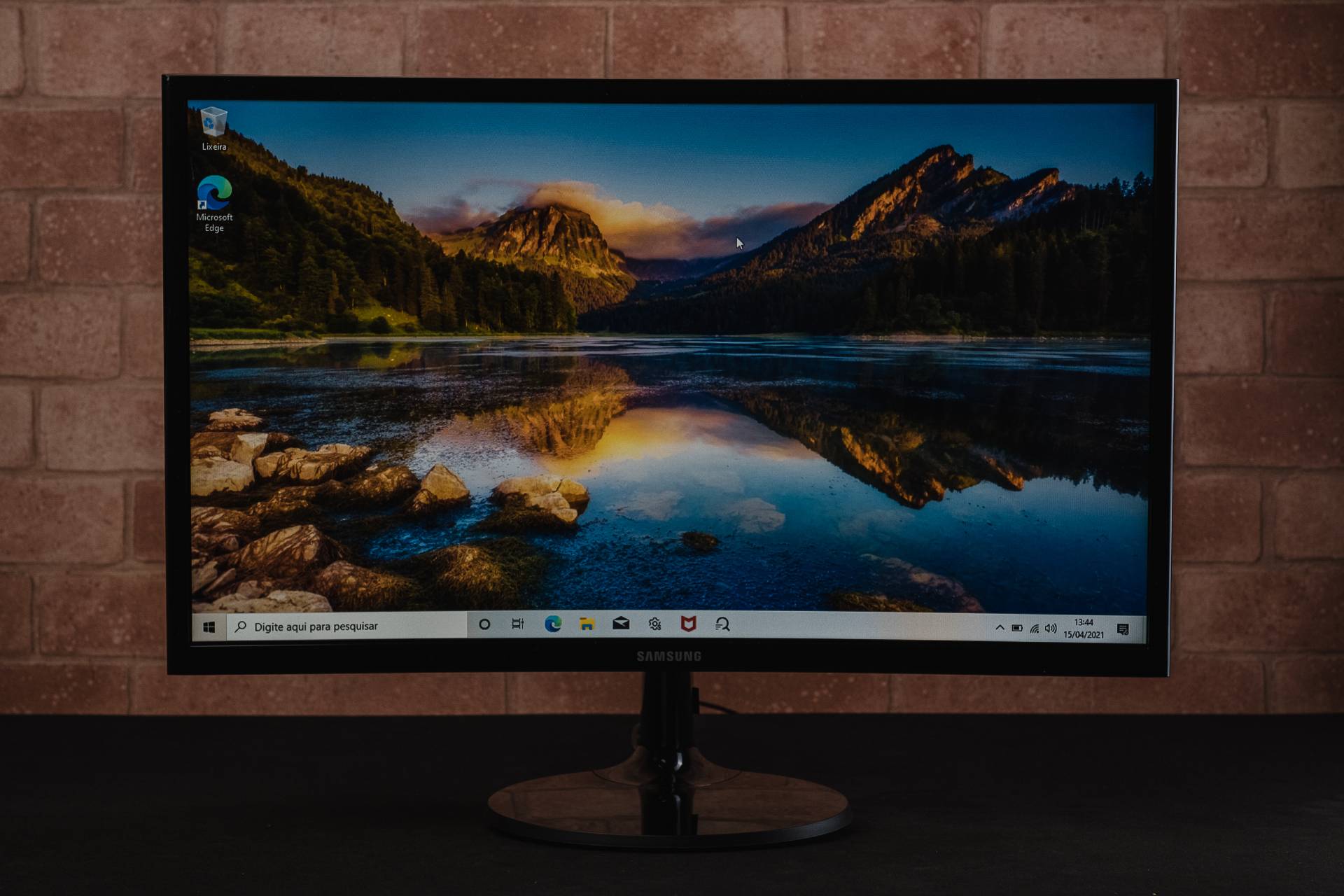 Pode não parecer em uma foto, mas o fato do monitor ser curvo faz bastante diferença na hora de trabalhar ou se divertir (Foto: Zoom)
