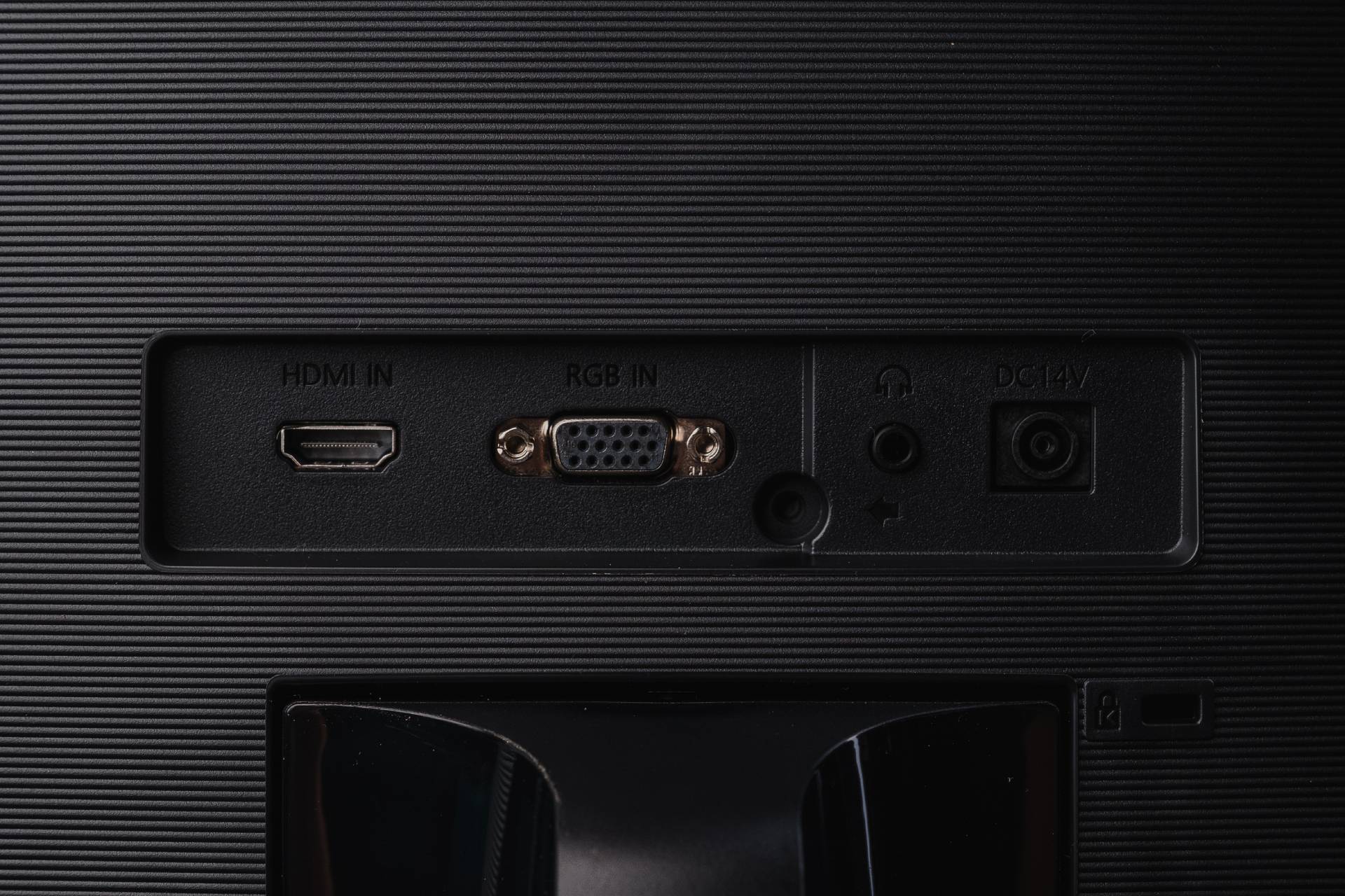 As principais opções de conexão estão presentes no monitor curvo Samsung de 24 polegadas (Foto: Zoom)