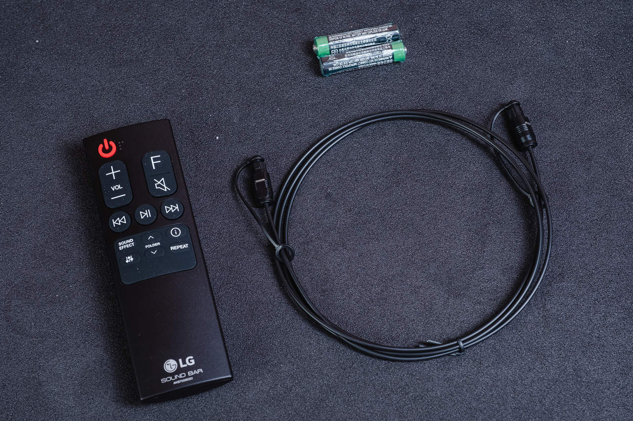 Além da soundbar e do subwoofer, a SNH5 vem com controle remoto e cabo óptico (Foto: Zoom)