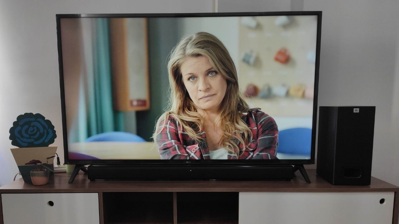 Essa soundbar JBL fica quase camuflada na televisão (Foto: Zoom)