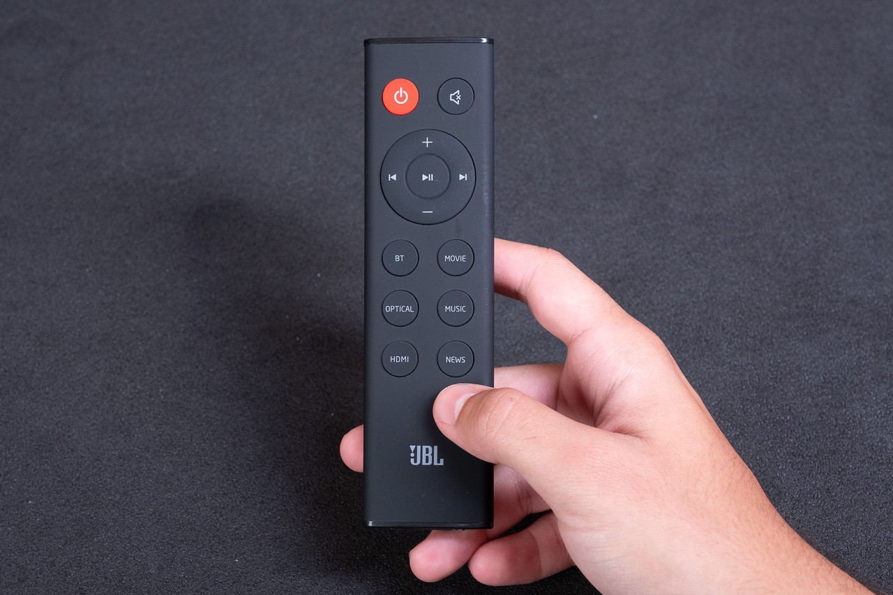 O controle remoto da JBL SB130 é minimalista e fácil de usar (Foto: Zoom)