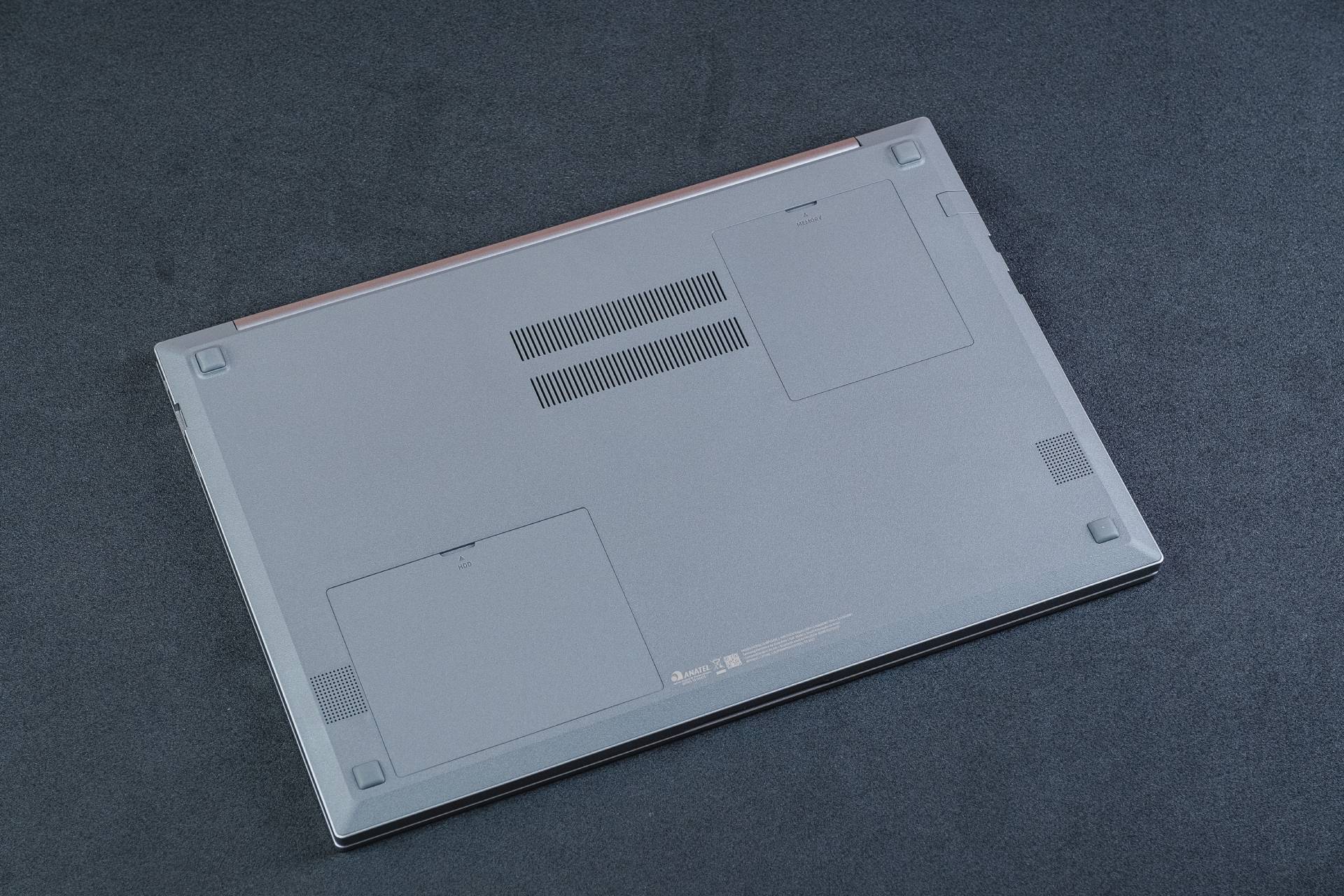 Fácil de abrir, a tampa inferior do Samsung Book X40 permite instalar mais memória RAM, SSD ou trocar o HD que vem com o notebook (Foto: Zoom)