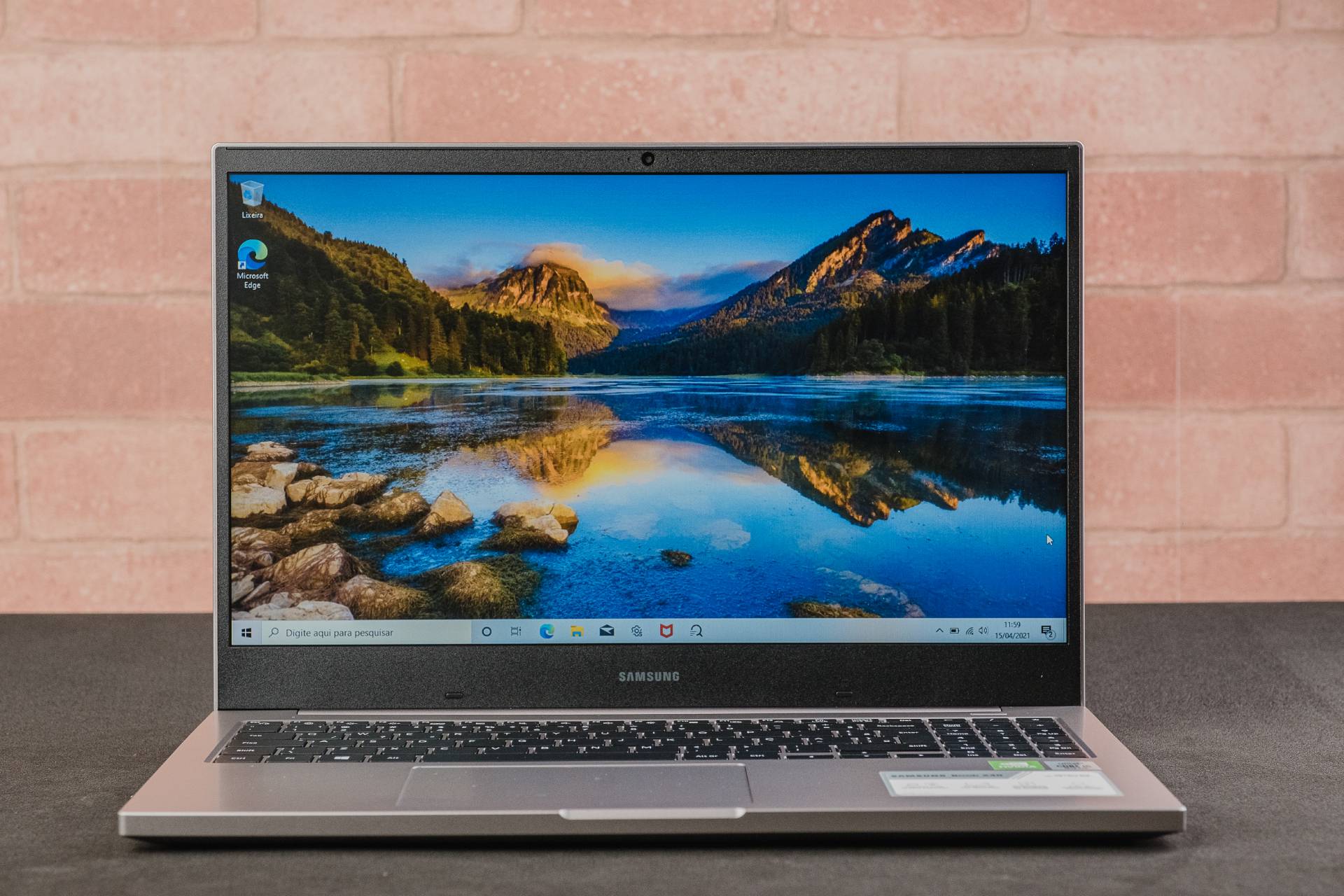 A tela do notebook decepciona por esperarmos resolução Full HD, normalmente presente em outros computadores da marca (Foto: Zoom)