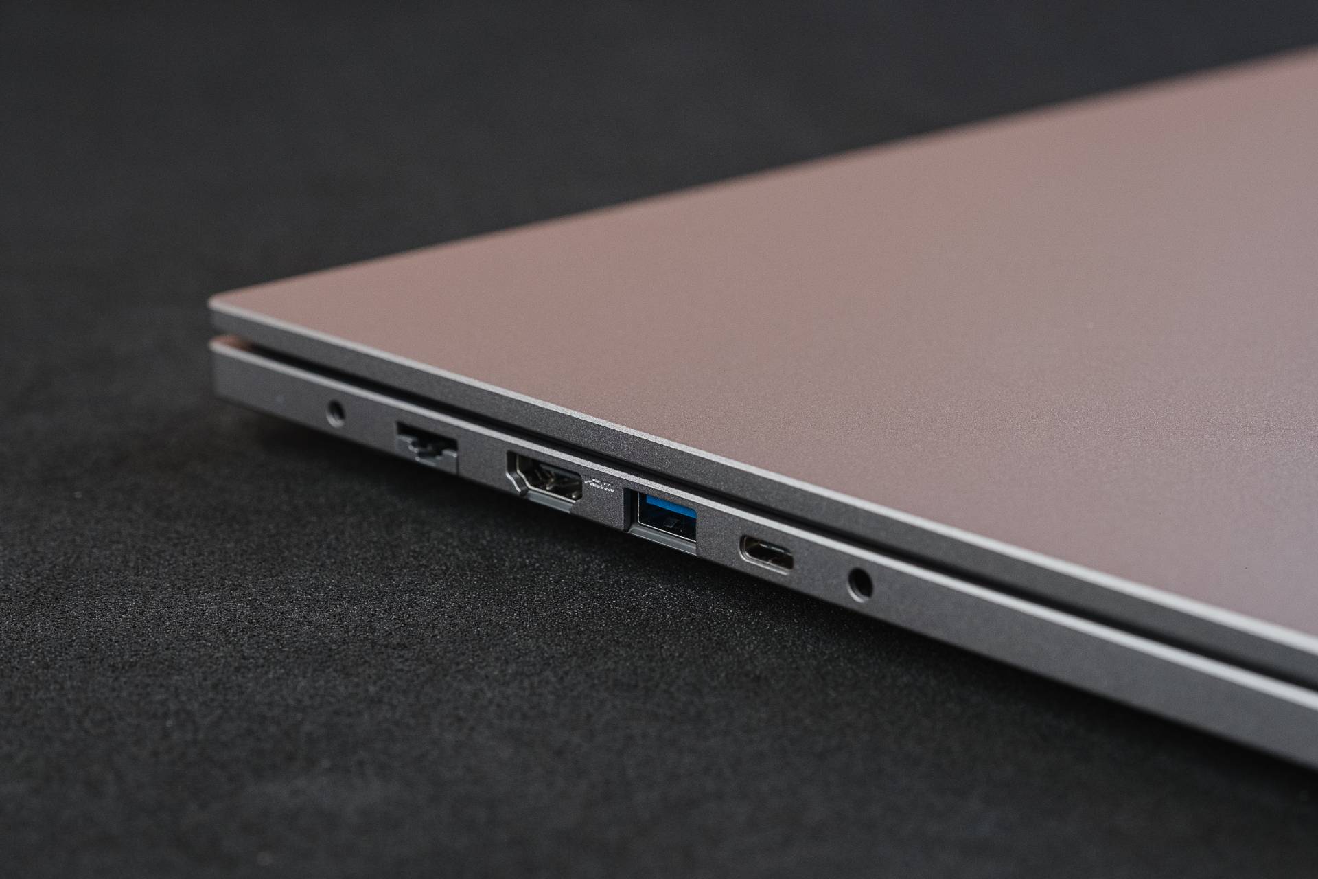 Com boas opções de conectividade, o Samsung Book X40 aceita a maioria dos periféricos, além de poder se conectar sem fio com os celulares Samsung Galaxy mais recentes (Foto: Zoom)