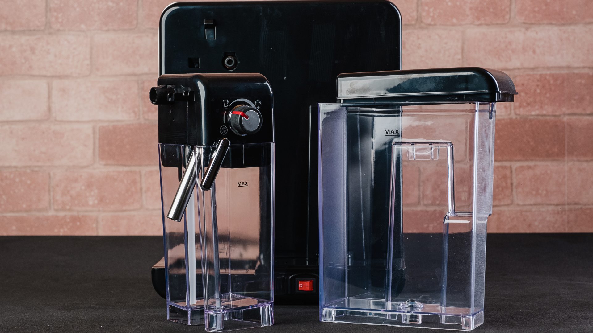 Os dois reservatórios da Oster Prima Latte II têm um bom tamanho para preparar diferentes bebidas (Foto: Reprodução/Zoom)