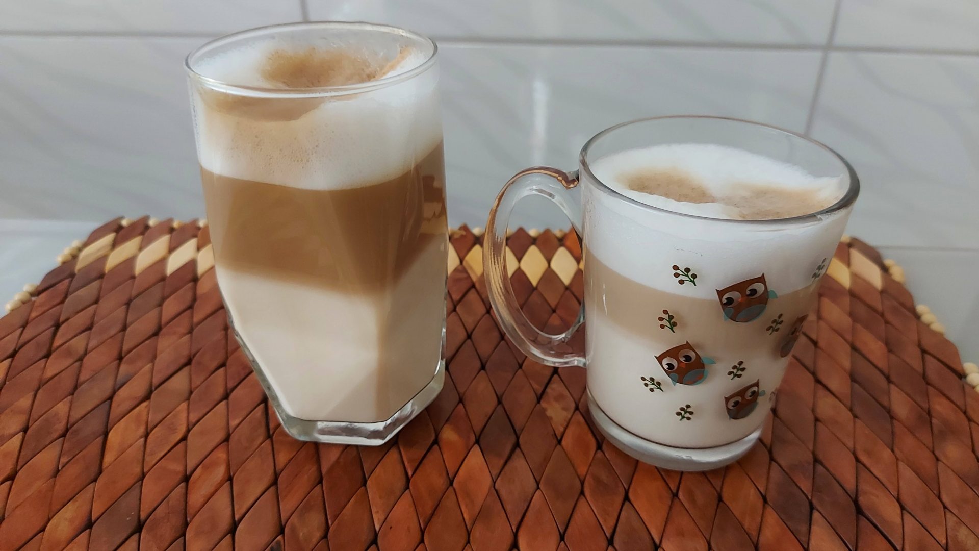 Esses são os tamanhos dos lattes longo e curto (Foto: Acervo Pessoal/Ariel Cristina Borges)