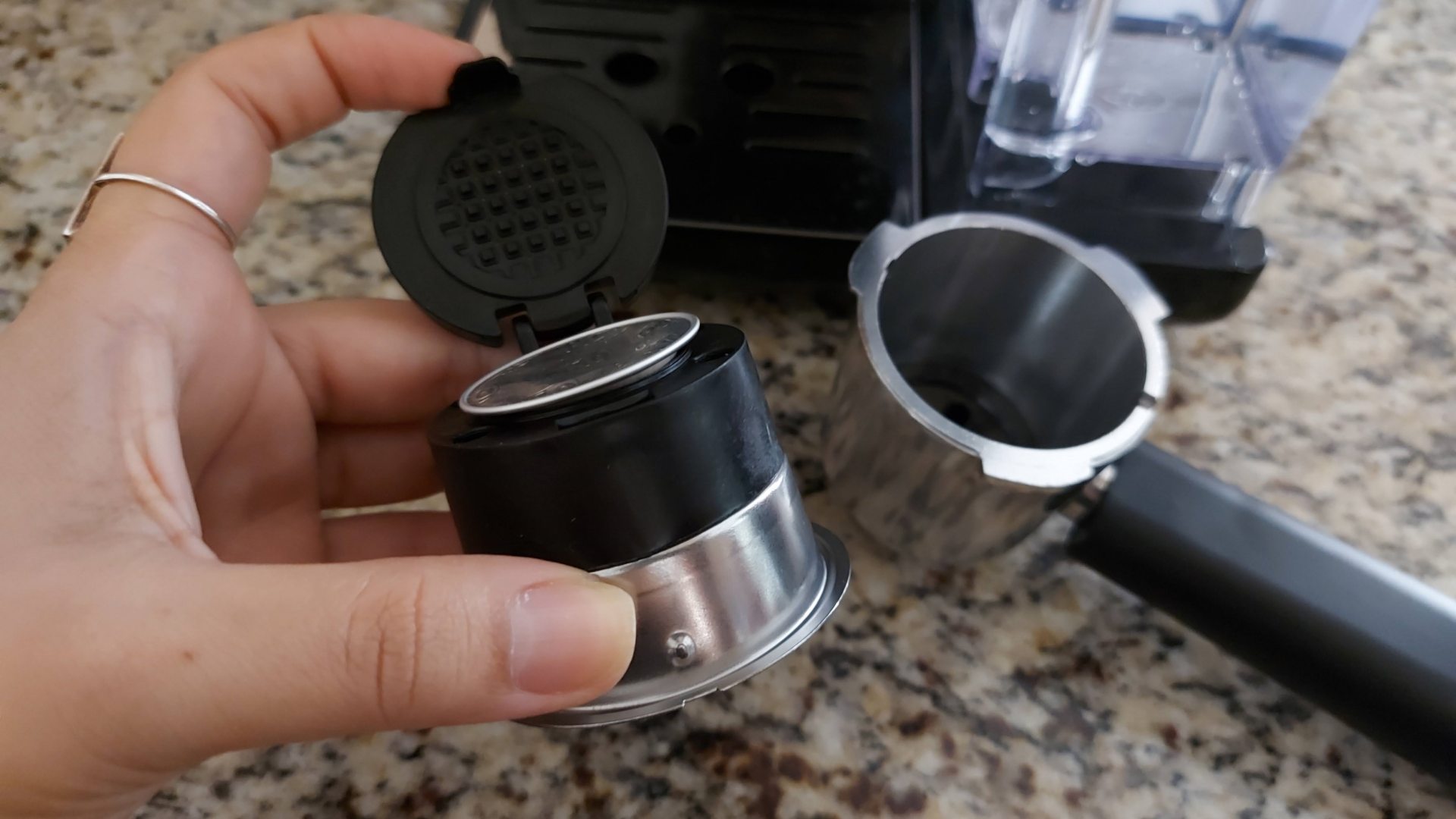 O encaixe da cápsula é feito primeiro no filtro e, depois, no cachimbo que vai na cafeteira (Foto: Acervo Pessoal/Ariel Cristina Borges)