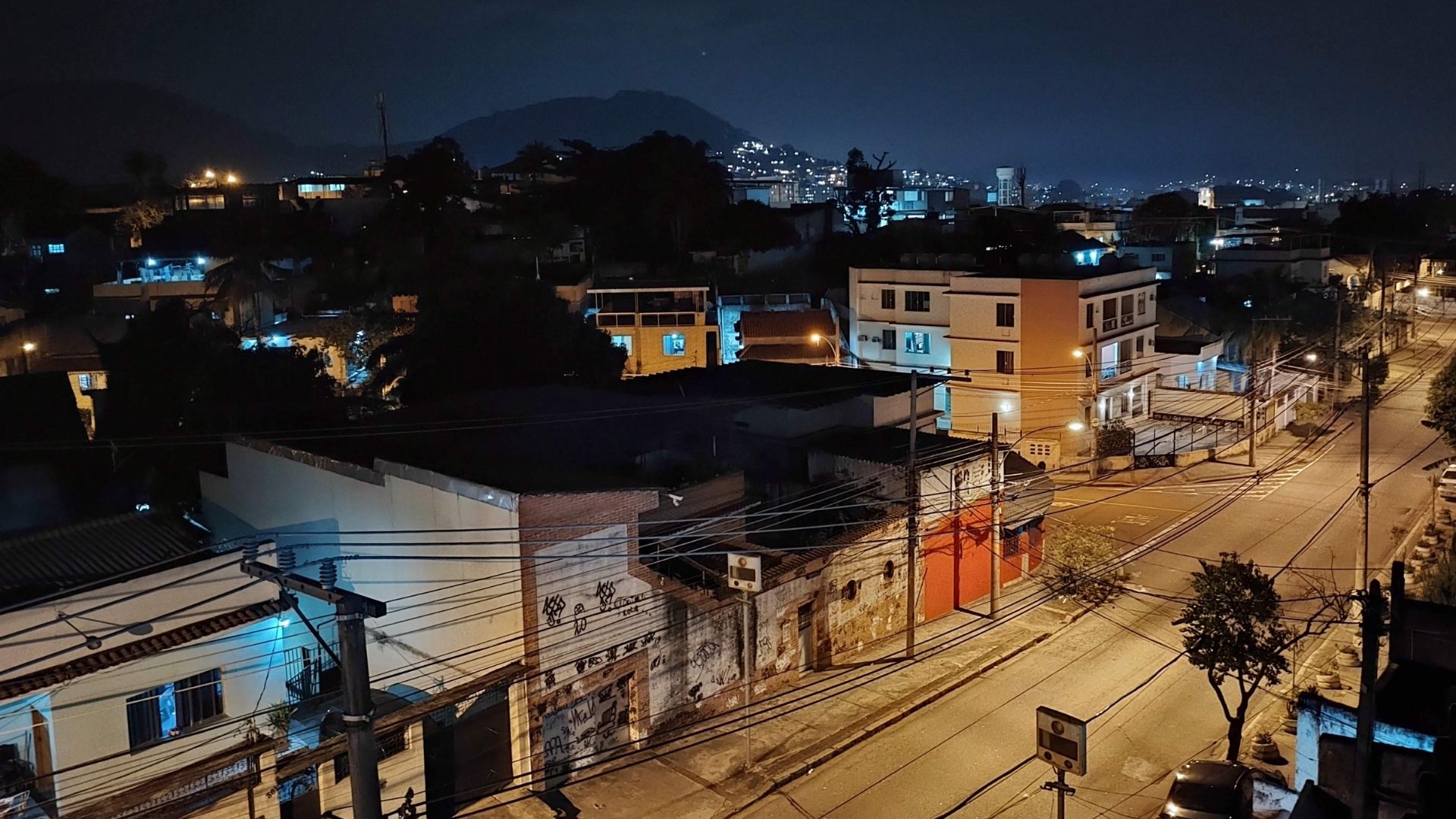 Foto de uma rua, tirada à noite, com modo noturno do Moto G60