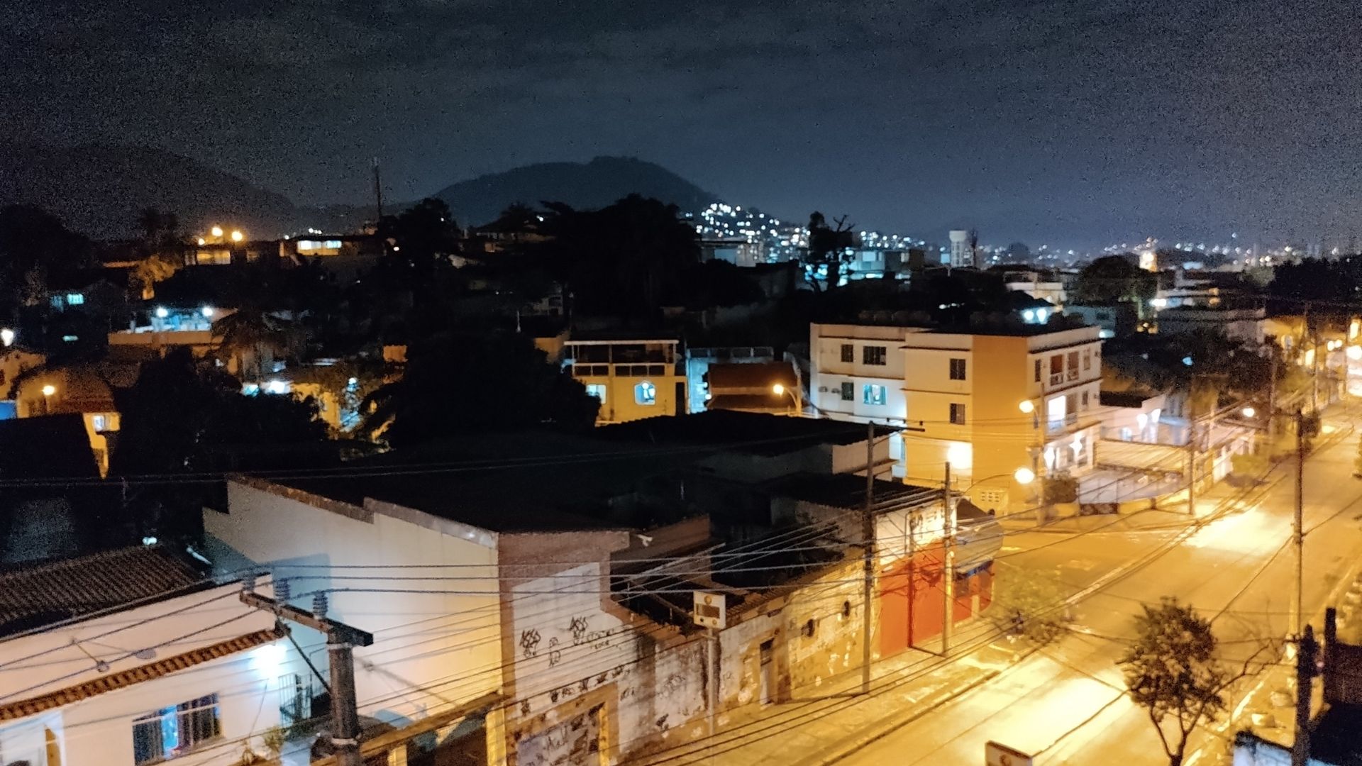 Foto de uma rua, tirada à noite, sem modo noturno com o Moto G60
