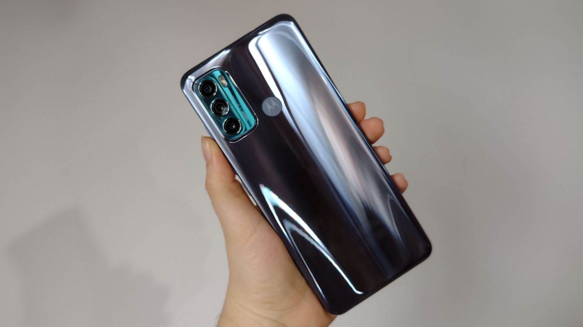 Mão exibindo parte traseira do Moto G60