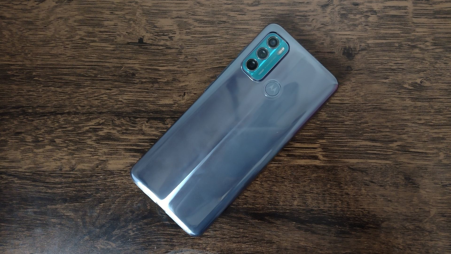 Foto mostra Moto G60 em cima de uma mesa e com parte traseira voltada para cima