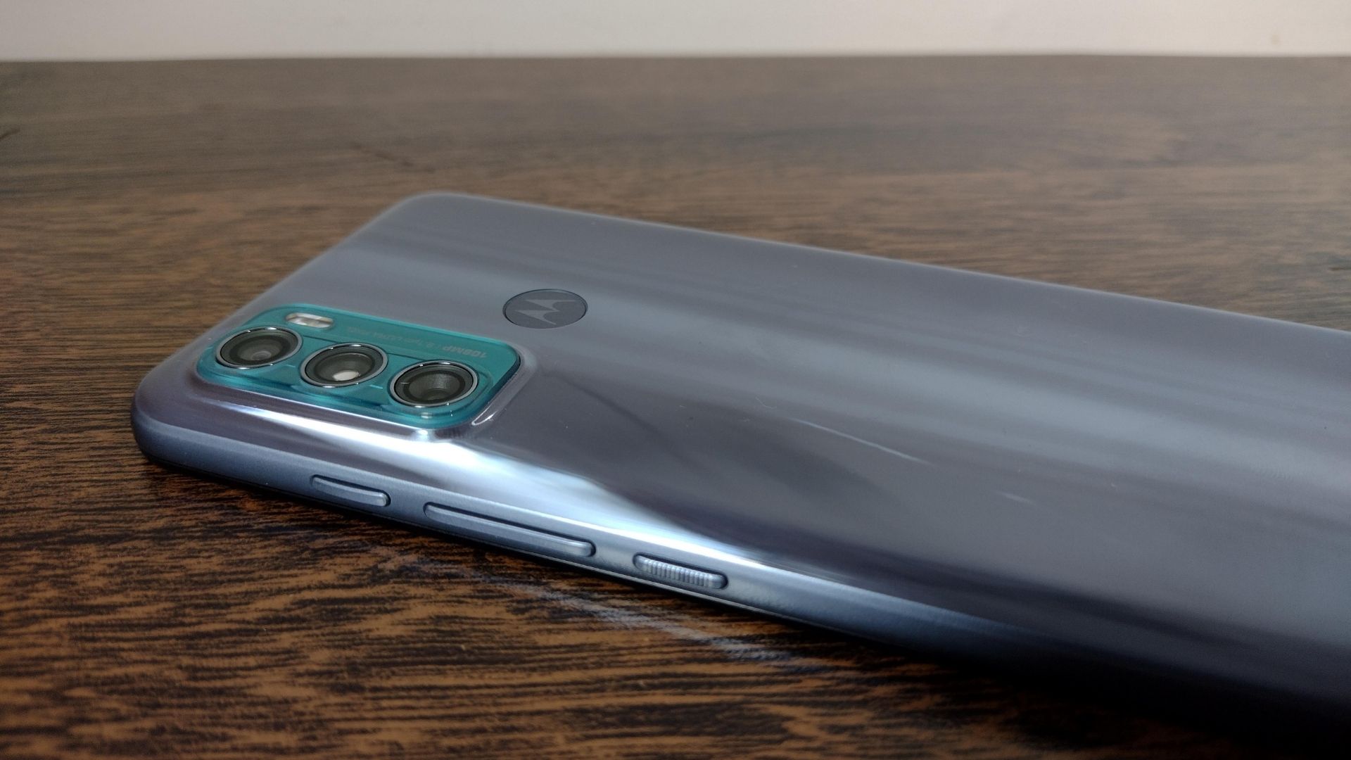 Foto mostra Moto G60 em cima de uma mesa e com parte traseira voltada para cima e com foco no conjunto de câmeras