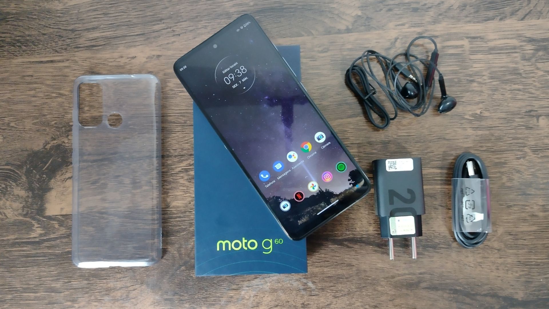 Imagem mostra Moto G60 acompanhado pelo carregador, fone de ouvido, capinha e caixa
