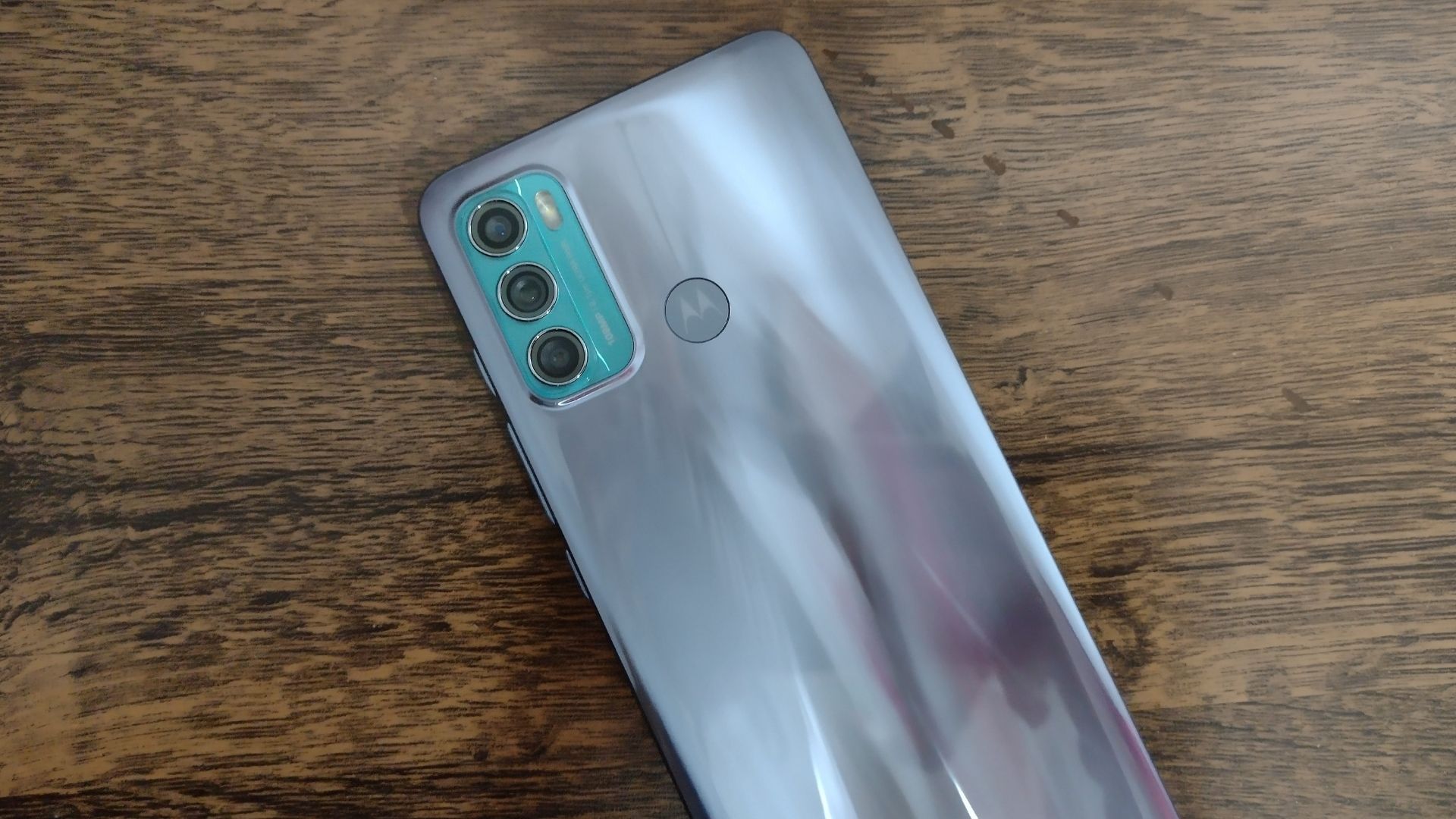 Parte traseira do Moto G60 apoiado em uma mesa de madeira
